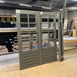 Dubbel deurkozijn, grijs gespoten Hillhout